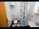 Ferienwohnungen Bela2 - great location A1 B1(4), A2 C1(4), A3 D1(4+1) Mastrinka - Insel Ciovo  - Ferienwohnung - A1 B1(4): Badezimmer mit Toilette
