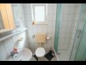 Ferienwohnungen Bela2 - great location A1 B1(4), A2 C1(4), A3 D1(4+1) Mastrinka - Insel Ciovo  - Ferienwohnung - A2 C1(4): Badezimmer mit Toilette
