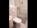 Ferienwohnungen Ante - seaview A1(5), SA2(3), SA3(2+1) Brela - Riviera Makarska  - Ferienwohnung - A1(5): Badezimmer mit Toilette