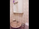 Ferienwohnungen Ante - seaview A1(5), SA2(3), SA3(2+1) Brela - Riviera Makarska  - Ferienwohnung - A1(5): Badezimmer mit Toilette