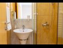 Ferienwohnungen Gianni - modern & great location: SA1(2), A2(2+2), A3(2+2) Makarska - Riviera Makarska  - Studio-Ferienwohnung - SA1(2): Badezimmer mit Toilette