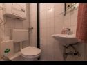 Ferienwohnungen Josi - great view: A1(4+2) Makarska - Riviera Makarska  - Ferienwohnung - A1(4+2): Badezimmer mit Toilette