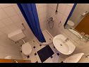 Ferienwohnungen Cobra - excellent location: A1(2+2), SA2(2+1), A4(4+2) Tucepi - Riviera Makarska  - Ferienwohnung - A4(4+2): Badezimmer mit Toilette