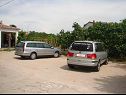 Ferienwohnungen und Zimmer Port - great loaction and free parking: A1 Veliki(4+1) , A2 Mali(4), SA3(2), R2 Mala(2) Murter - Insel Murter  - Parkplatz (Objekt und Umgebung)