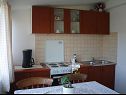Ferienwohnungen und Zimmer Mila - yard: A1(4+1), R1(2+1), R2(2) Supetarska Draga - Insel Rab  - Ferienwohnung - A1(4+1): Küche und Speisezimmer
