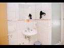 Ferienwohnungen und Zimmer Anka - with open jacuzzi: SA4(2), SA2(2), R1(2), R3(2), R5(2) Podstrana - Riviera Split  - Zimmer - R1(2): Badezimmer mit Toilette