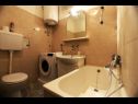Ferienwohnungen Brane - great location & garden terrace: A1(6+1) Split - Riviera Split  - Ferienwohnung - A1(6+1): Badezimmer mit Toilette