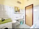 Ferienhaus Jasna - big garden: H(4+2) Srijane - Riviera Split  - Kroatien - H(4+2): Badezimmer mit Toilette