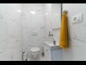 Ferienwohnungen Lux 2 - heated pool: A2(4+2), A3(4+2) Marina - Riviera Trogir  - Ferienwohnung - A2(4+2): Badezimmer mit Toilette