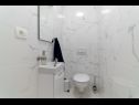 Ferienwohnungen Lux 3 - heated pool: A5(4+2), A6(4+2) Marina - Riviera Trogir  - Ferienwohnung - A5(4+2): Badezimmer mit Toilette