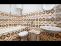 Ferienwohnungen Bepoto- family apartment with terrace A1(4+1) Trogir - Riviera Trogir  - Ferienwohnung - A1(4+1): Badezimmer mit Toilette