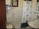 Ferienwohnungen Deni - 30 m from sea: A2(4+1), A3(4+2) Vinisce - Riviera Trogir  - Ferienwohnung - A3(4+2): Badezimmer mit Toilette