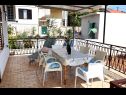 Ferienwohnungen Marin - comfortable apartment near sea: A1(5+2) Vinisce - Riviera Trogir  - Terasse