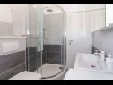 Ferienhaus Ivica - with pool H(6) Vinisce - Riviera Trogir  - Kroatien - H(6): Badezimmer mit Toilette