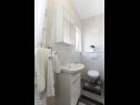 Ferienhaus Ivica - with pool H(6) Vinisce - Riviera Trogir  - Kroatien - H(6): Badezimmer mit Toilette