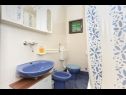 Ferienhaus Marcelo - with terrace : H(5+3) Vinisce - Riviera Trogir  - Kroatien - H(5+3): Badezimmer mit Toilette