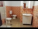 Ferienwohnungen Ljilja 1 - with terrace : A1(6+2) Nin - Riviera Zadar  - Ferienwohnung - A1(6+2): Badezimmer mit Toilette
