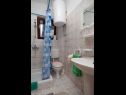 Ferienwohnungen und Zimmer Voyasi - 60 m from sea: A1(2), A2(2), A4(2), A6(2), A7(4), R5(2) Starigrad-Paklenica - Riviera Zadar  - Ferienwohnung - A2(2): Badezimmer mit Toilette