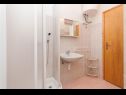 Ferienwohnungen Zri - low-cost and spacious: A1(6+2) Biograd - Riviera Biograd  - Ferienwohnung - A1(6+2): Badezimmer mit Toilette