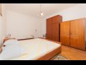 Ferienwohnungen Zri - low-cost and spacious: A1(6+2) Biograd - Riviera Biograd  - Ferienwohnung - A1(6+2): Schlafzimmer
