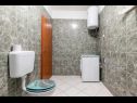 Ferienwohnungen Brane - Economy Apartments: A1(4), A2(2) Postira - Insel Brac  - Ferienwohnung - A1(4): Badezimmer mit Toilette