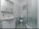 Ferienwohnungen Silvana - economy apartments : A1(4), A3(2+1), A2(2) Supetar - Insel Brac  - Ferienwohnung - A2(2): Badezimmer mit Toilette