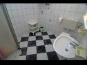 Ferienwohnungen Bela2 - great location A1 B1(4), A2 C1(4), A3 D1(4+1) Mastrinka - Insel Ciovo  - Ferienwohnung - A3 D1(4+1): Badezimmer mit Toilette