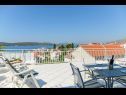 Ferienwohnungen Bozo - amazing terrace and sea view: A1(4) Okrug Gornji - Insel Ciovo  - Terasse (Objekt und Umgebung)
