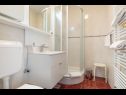 Ferienwohnungen und Zimmer Villa Bouganvillea - sea view & garden: A1 Deluxe (2+1), A2 Superior (2+1), A3 Comfort (2+1), A4 Premium (2+1), R1 Deluxe (2), R2 Comfort (2) Mlini - Riviera Dubrovnik  - Zimmer - R2 Comfort (2): Badezimmer mit Toilette