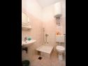 Ferienwohnungen Sunny - quiet and relaxing A1(2+2), A2(2+1) Makarska - Riviera Makarska  - Ferienwohnung - A2(2+1): Badezimmer mit Toilette