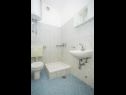 Ferienwohnungen Željko - spacious and affordable A1(6+2), SA2(2), SA3(2), SA4(2+1) Makarska - Riviera Makarska  - Studio-Ferienwohnung - SA3(2): Badezimmer mit Toilette