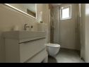 Ferienwohnungen Mario - with terace: A1(2+2), A2(4), A3(2+2) Makarska - Riviera Makarska  - Ferienwohnung - A1(2+2): Badezimmer mit Toilette