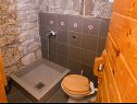 Ferienhaus Mario - with pool: H(6+2) Gata - Riviera Omis  - Kroatien - H(6+2): Badezimmer mit Toilette