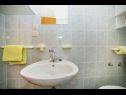 Ferienwohnungen Saga - with swimming pool A2(2+1), A3(6+1) Lokva Rogoznica - Riviera Omis  - Ferienwohnung - A3(6+1): Badezimmer mit Toilette