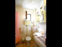 Ferienwohnungen Lile - comfortable 3 bedroom apartment: A1(6+2) Pisak - Riviera Omis  - Ferienwohnung - A1(6+2): Badezimmer mit Toilette
