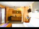 Ferienwohnungen Lile - comfortable 3 bedroom apartment: A1(6+2) Pisak - Riviera Omis  - Ferienwohnung - A1(6+2): Küche und Speisezimmer