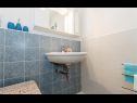 Ferienwohnungen Big blue - terrace lounge: A1(4) Vodice - Riviera Sibenik  - Ferienwohnung - A1(4): Badezimmer mit Toilette