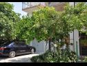 Ferienwohnungen Milica - parking and garden: A1(6), SA2 gornji(2), SA3 donji(2), A4(2+1) Kastel Luksic - Riviera Split  - Parkplatz