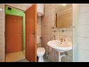 Ferienwohnungen und Zimmer Jare - in old town R1 zelena(2), A2 gornji (2+2) Trogir - Riviera Trogir  - Zimmer - R1 zelena(2): Badezimmer mit Toilette