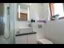 Ferienwohnungen Marijan - beautiful view: A1(6) Trogir - Riviera Trogir  - Ferienwohnung - A1(6): Badezimmer mit Toilette