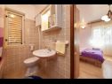 Ferienwohnungen und Zimmer Ivo - with garden: A1(2+2), R1(2+1), R2(2) Trogir - Riviera Trogir  - Ferienwohnung - A1(2+2): Badezimmer mit Toilette