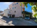 Ferienwohnungen Mare - comfortable apartment : A1(5), A2(5) Trogir - Riviera Trogir  - Parkplatz