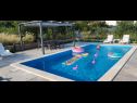 Ferienwohnungen Marino - with parking : A1(4+2), A2(4+2) Vinisce - Riviera Trogir  - Pool