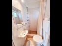 Ferienhaus Dinko - 20 m from sea: H(4+1) Vinisce - Riviera Trogir  - Kroatien - H(4+1): Badezimmer mit Toilette