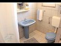 Ferienwohnungen und Zimmer Jagoda - comfy and cozy : A1 Lijevi (3+2), A2 Desni (3+2), R1(4) Zadar - Riviera Zadar  - Ferienwohnung - A1 Lijevi (3+2): Badezimmer mit Toilette