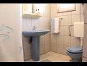 Ferienwohnungen und Zimmer Jagoda - comfy and cozy : A1 Lijevi (3+2), A2 Desni (3+2), R1(4) Zadar - Riviera Zadar  - Ferienwohnung - A1 Lijevi (3+2): Badezimmer mit Toilette