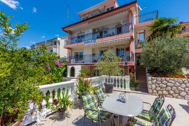 Ferienwohnungen Colorful - modern Apartments: SA1 zuti(2), A2 ljubicasti(4+2), A3 narancasti(2+1), SA4 crveni(2+1), A5 plavi(4+1), A6 zeleni(2+1), A7 rozi(2+2) Crikvenica - Riviera Crikvenica 