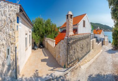 Ferienhaus Cosy Home - 50 m from beach: H(4+1) Sevid - Riviera Trogir  - Kroatien