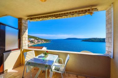 Ferienwohnungen Ivan - Apartments with Panoramic Sea view: A1(2+2), A2(2+1) Vinisce - Riviera Trogir 