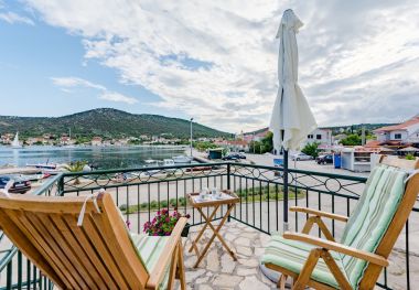 Ferienhaus Dinko - 20 m from sea: H(4+1) Vinisce - Riviera Trogir  - Kroatien